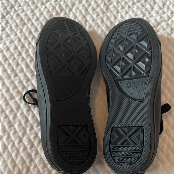 Converse Black Low-Top Sneakers Classic Design - Picture 3 of 6